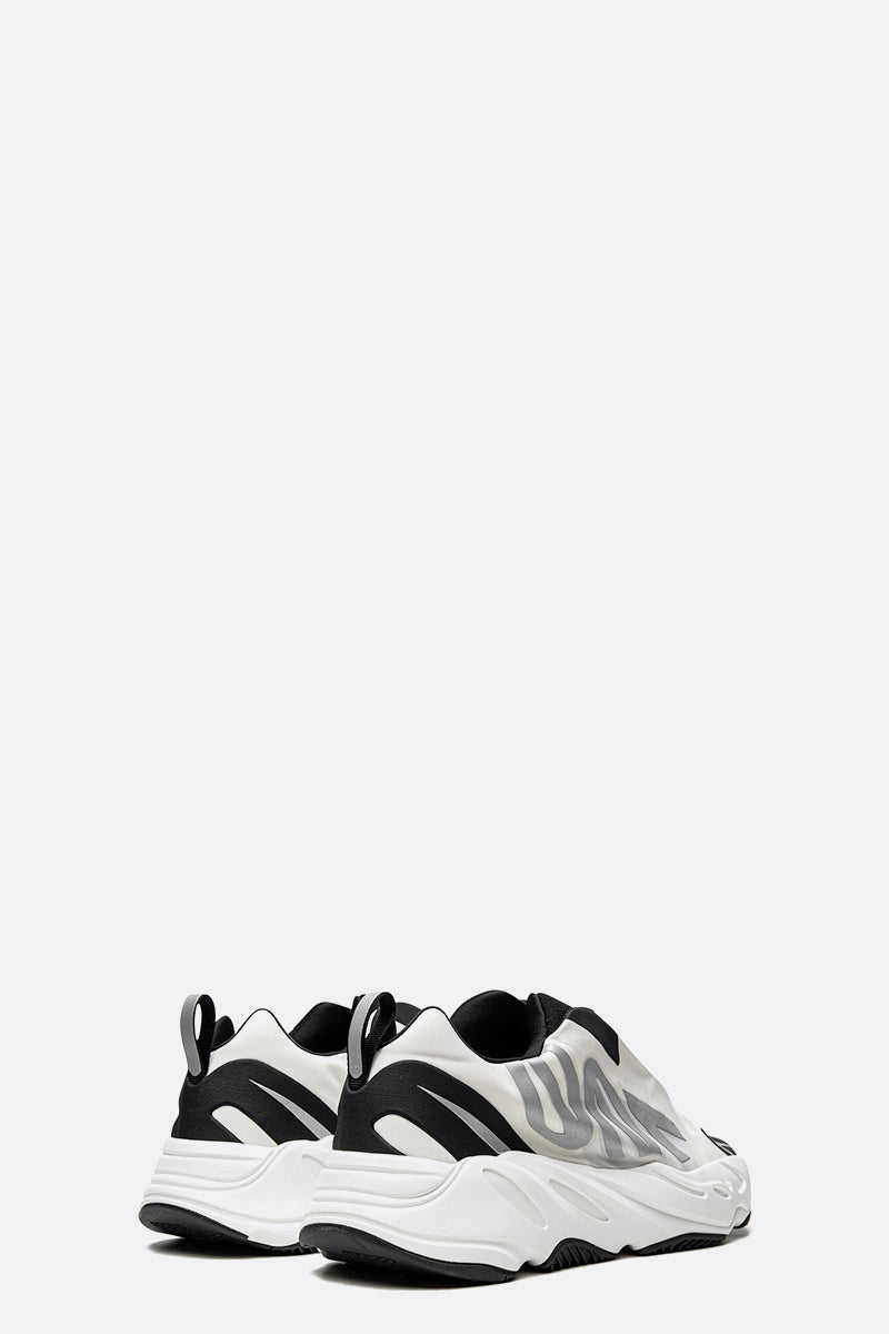 YEEZY 700 MNVN "Laceless Analog"